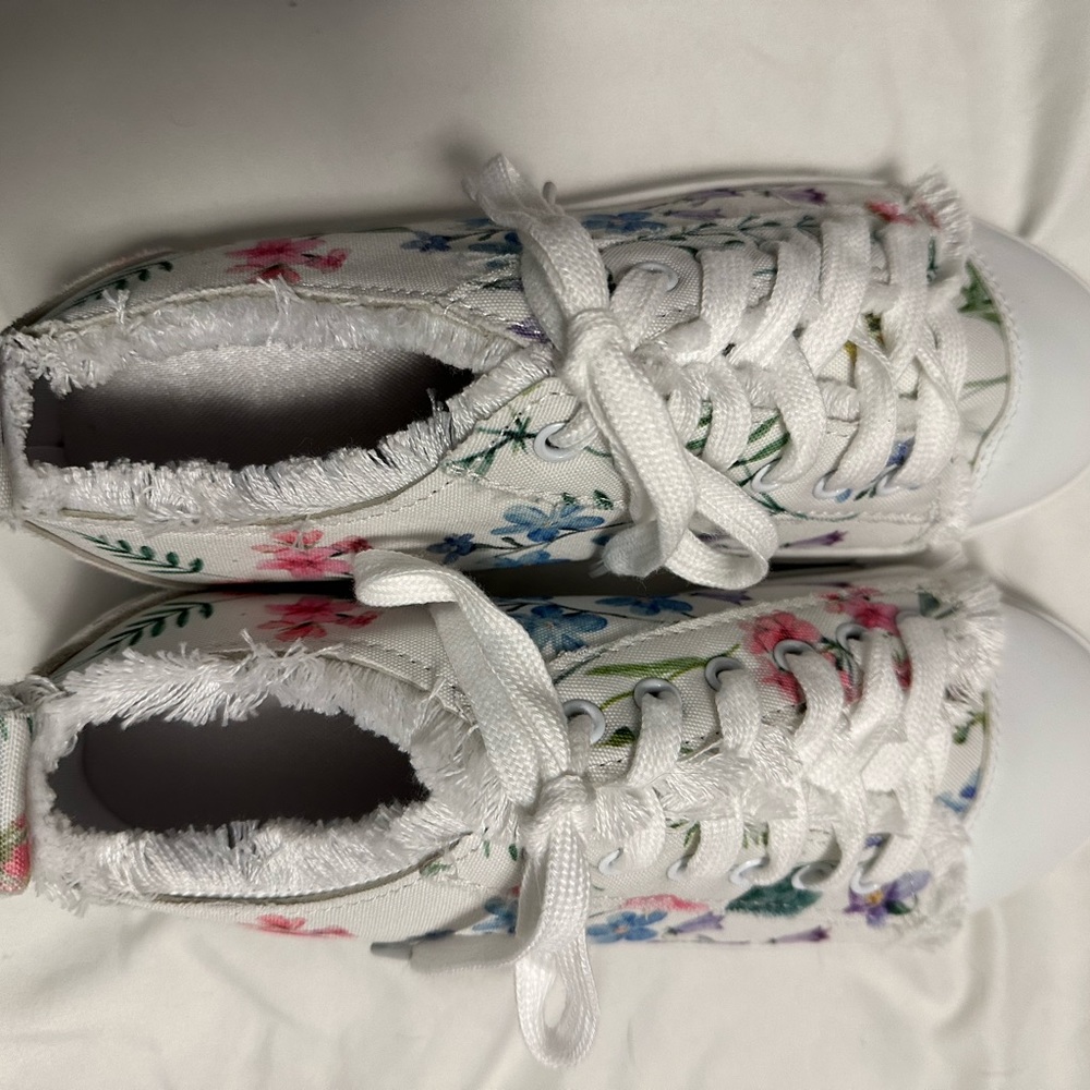 Women’s tennis shoes, Size 8